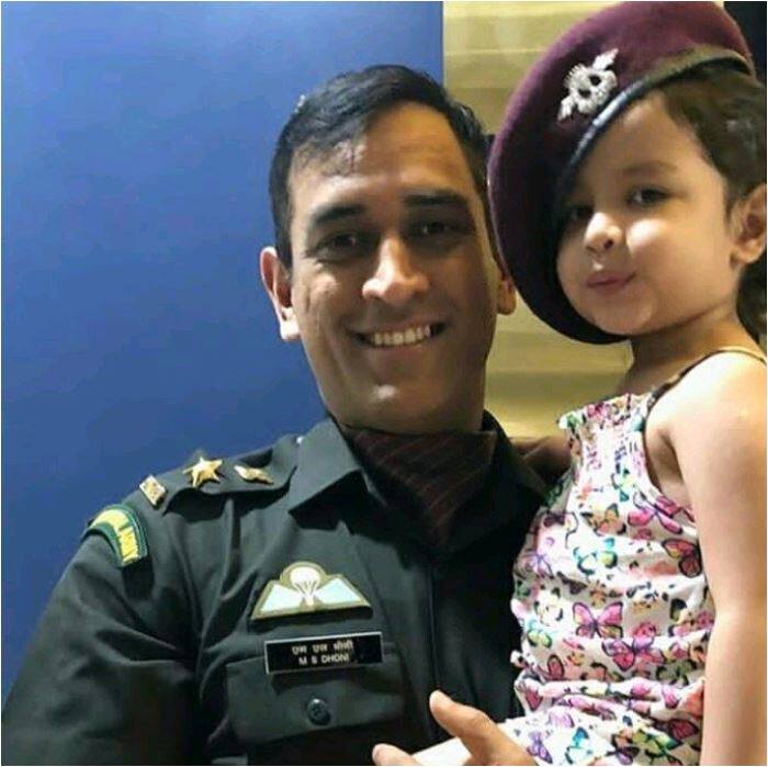 धोनी ‘पद्म भूषण’ से सम्मानित होने के बाद अपनी बेटी के साथ की एक तस्वीर शेयर की.