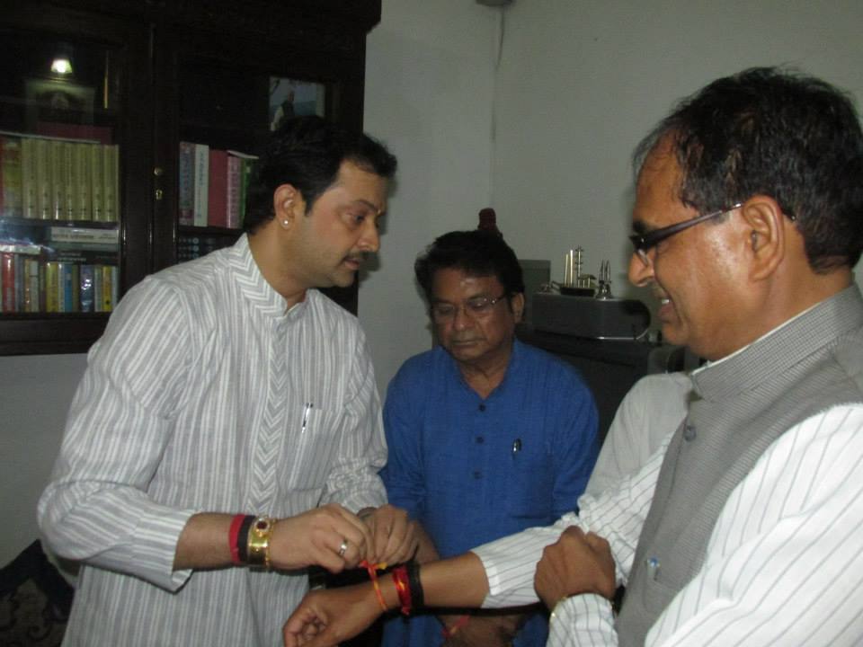 मंत्री बने पांचों संतों को जानिए, हेलीकॉप्टर से चलते हैं कंप्यूटर बाबा, मर्सिडीज के दीवाने हैं भय्यू महाराज