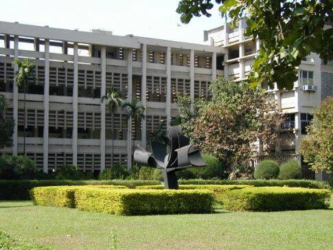 NIRF की रैंकिंग में टॉप 3 पायदान में कोई बदलाव नहीं हुआ है. IIT बॉम्बे पिछले साल की तरह इस साल भी 3 नंबर पर बनी हुई है.