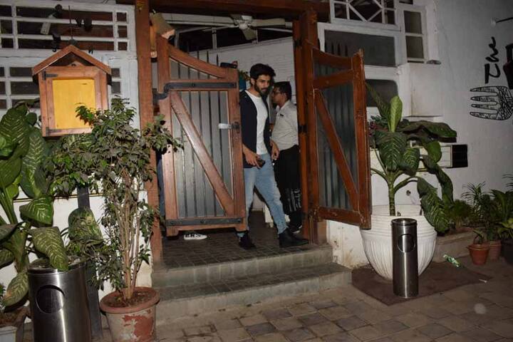 'सोनू के टीटू की स्वीटी' के हिट होते ही इस फिल्म मुख्य भूमिका में नज़र आने वाले अभिनेता कार्तिक आर्यन इन दिनों हर तरफ छाए हुए हैं. मंगलवार शाम कार्तिक अपनी गर्लफ्रेंड के साथ डिनर के लिए पहुंचे.
