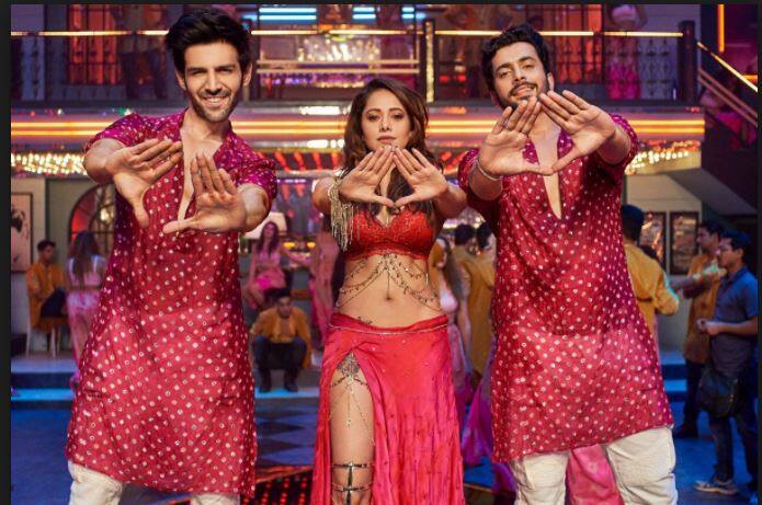 काफी समय से ऐसी खबरें थीं कि 'सोनू के टीटू की स्वीटी' की को-एक्टर नुसरत भरूचा के साथ कार्तिक का अफेयर चल रहा है लेकिन इन तस्वीरों से सब कुछ साफ हो गया है. (Photo: Manav Mangalani)