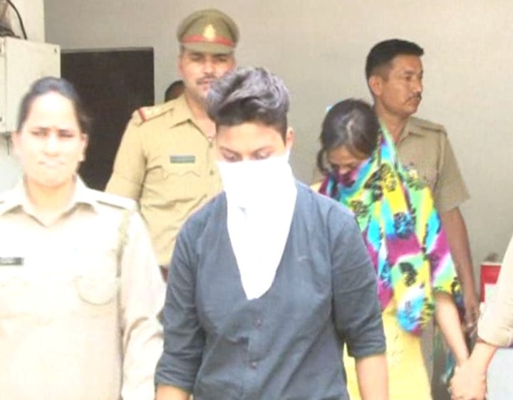 ghaziabad police arrest girl who killes her mother टीचर संग समलैंगिक संबंधों में बाधक बनी थी मां, बेटी ने कर दिया कत्ल