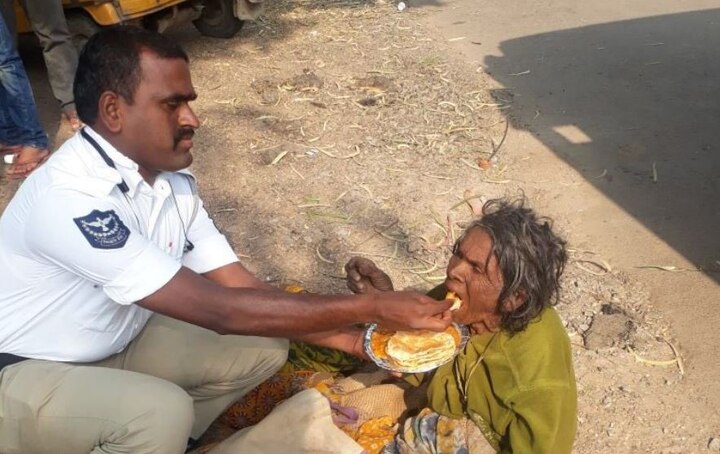 Hyderabad Kukatpally traffic Police help homeless woman picture viral भूखी महिला को सड़क किनारे लेटा देख पसीजा हैदराबाद ट्रैफिक पुलिस का दिल, हाथ से खिलाया खाना