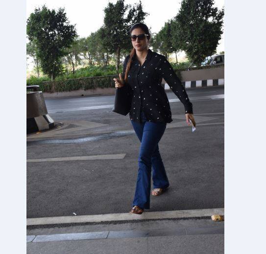  रिपोर्ट के मुताबिक, दृश्यम की एक्ट्रेस तब्बू के साथ उनके ही फैन ने बुरा बर्ताव किया. फिर उनके साथ चल रहे बॉउंसर ने उसे हटाकर तब्बू को दूर किया.