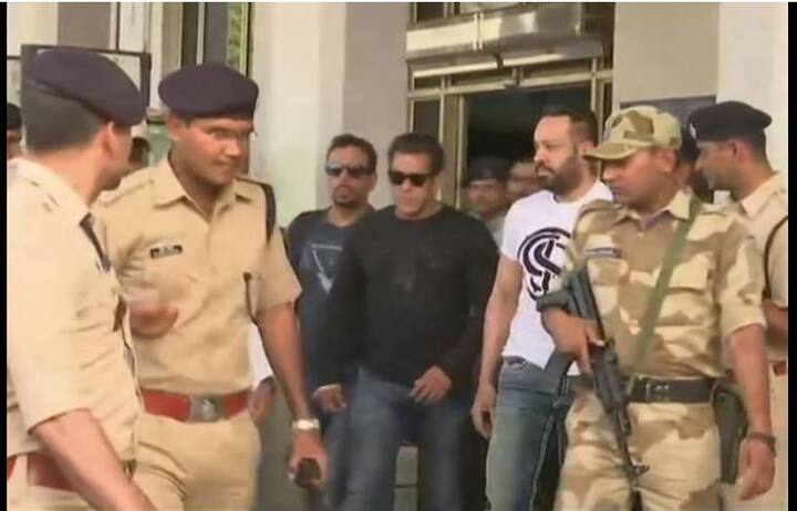  आपको बता दें कि इसी केस में आरोपी सलमान खान भी जोधपुर कोर्ट पहुंचे. वो अबू धाबी में अपनी आने वाली फिल्म रेस 3 की शूटिंग करने के लिए फिर से रवाना होंगे.   