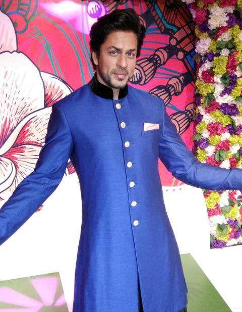 बॉलीवुड अभिनेता शाहरुख खान के मोम के पुतले का यहां मैडम तुसाद संग्रहालय में बुधवार को अनावरण हुआ.