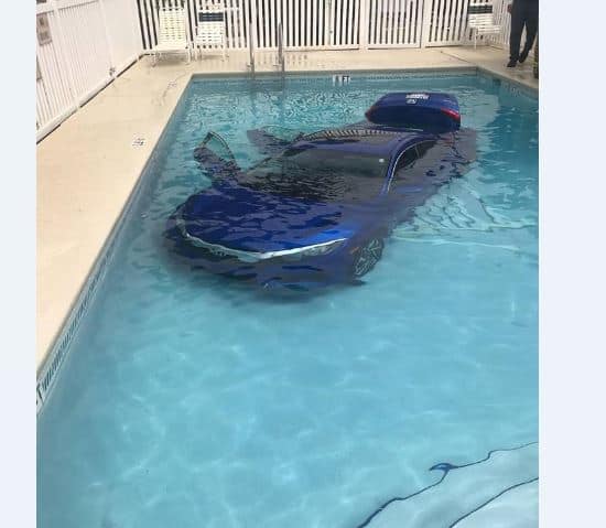 इसके बाद महिला ने पुलिस को कॉल कर बुलाया तब जाकर सभी को बाहर निकाला जा सका.  