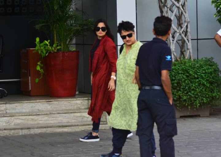  इससे पहले भी सलमान खान के साथ उनकी दोनों बहनें कोर्ट जाती रही हैं. जब हिट एंड रन मामले में फैसला आना था उस दिन भी बहन अलवीरा उनके साथ कोर्टरूम में मौजूद थीं. 