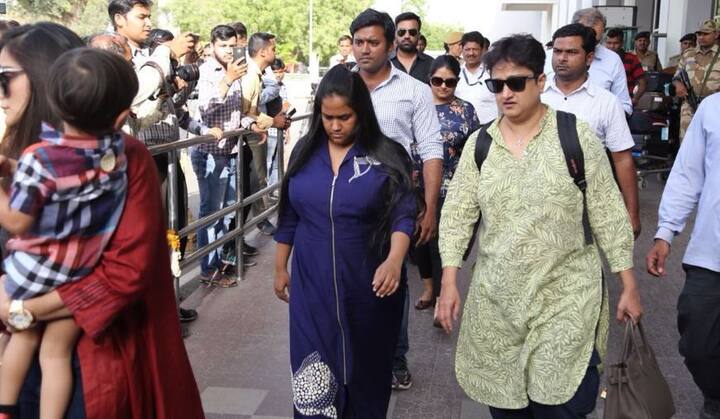 ऐसा पहली बार नहीं है जब सलमान खान के बुरे वक्त में उनका परिवार खासतौर पर उनकी दोनों बहनें उनके साथ कंधे से कंधा मिलाकर खड़ी नजर आ रही हों. 