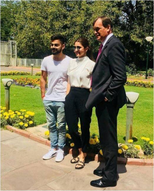 दोनों की ये तस्वीरें ब्रिटिश हाई कमिशनर से मुलाकात के दौरान की हैं.