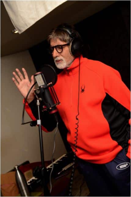 सदी के महानायक अमिताभ बच्चन ने अपनी एक तस्वीर शेयर करते हुए बताया कि दुनिया कब बुरी और कब खूबसूरत लगती है.