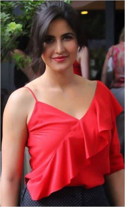 सलमान खान के साथ अफेयर को लेकर चर्चा में रहीं कैटरीना को उनके फैंस सबसे ज्यादा रेड ड्रेस में देखना पसंद करते हैं.