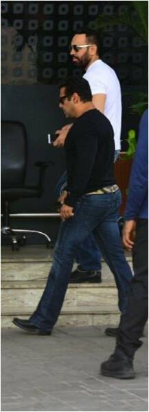 मुसीबत की इस घड़ी में सलमान खान के साथ ये लोग हैं मौजूद, देखें तस्वीरें