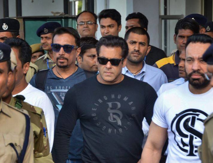 black buck case: judgment by jodhpur court today, Salman Khan, Saif Ali Khan and others reach Jodhpur काला हिरण शिकार केस: सलमान पर आज आएगा फैसला, जोधपुर पहुंचे पांचों आरोपी सितारे
