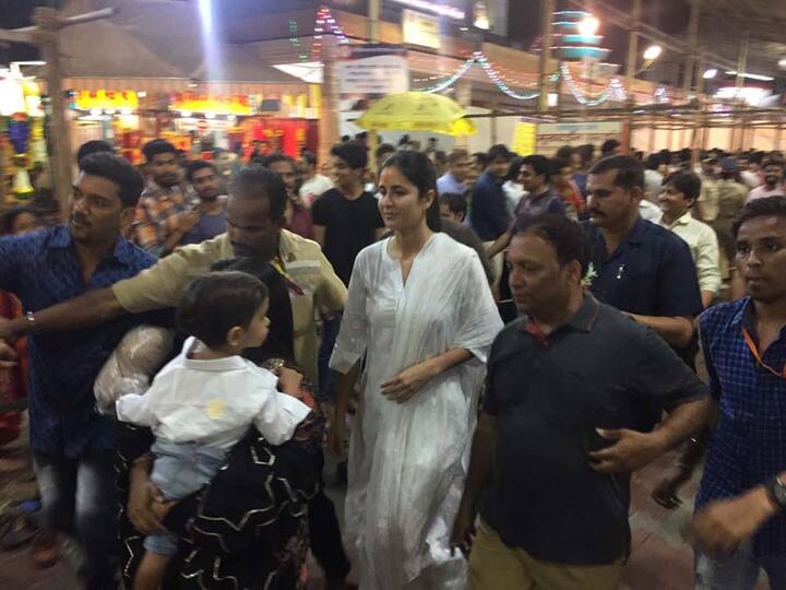  सिद्धिविनायक मंदिर में अर्पिता और कैटरीना की ये तस्वीरें क्लिक की गईँ. (Photo: ABP News)