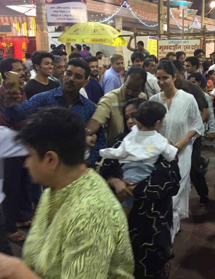 लेकिन जोधपुर जाने से एक दिन पहले अर्पिता सिद्धिविनायक मंदिर पहुंचीं और अपने भाई के लिए दुआ मांगी. (Photo: ABP News)