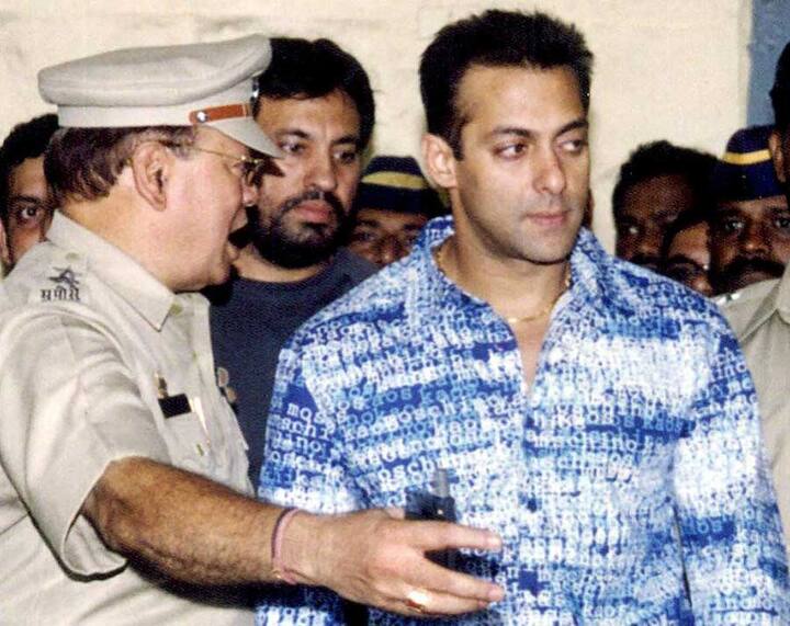 पहली बार सलमान को 12 अक्टूबर 1998 को हिरासत में लिया गया था. इस दौरान सलमान 17 अक्टूबर तक जेल में रहे. वन विभाग ने सलमान को हिरासत में लिया था.  