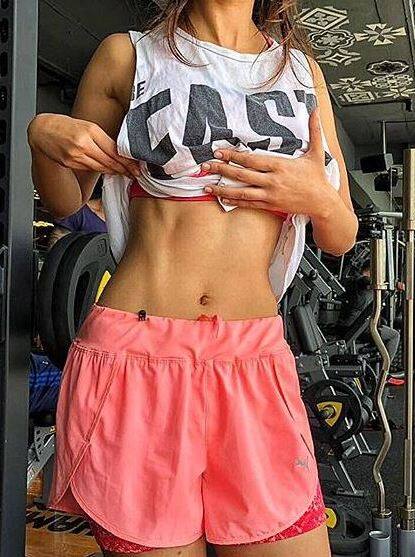 दिशा अपनी हालिया तस्वीर में अपने टोन्ड एब्स को फ्लॉन्ट करती हुई नजर आ रही हैं. इस तस्वीर को दिशा ने अपने इंस्टाग्राम पर शेयर किया है.