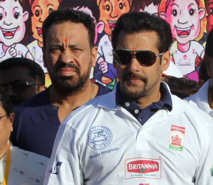  आज समलान खान काला हिरण शिकार केस की सुनवाई के लिए जोधपुर कोर्ट पहुंच चुके हैं. कोर्ट के बाहर कार से निकलने के दौरान उनके बॉडीगार्ड शेरा भी उनके साथ वहां मौजूद थे. 
