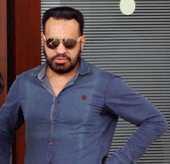 शेरा की डेडिकेशन को देखते हुए सलमान ने उनसे वादा किया है कि वह उनके बेटे टाइगर को बॉलीवुड में लॉन्च करेंगे. टाइगर फिल्म मेकिंग के स्किल्स को सीख रहे हैं. फिलहाल वह असिस्टेंट डायरेक्टर के तौर पर काम कर रहे हैं. टाइगर सलमान की फिल्म 'सुल्तान' में असिस्टेंट डायरेक्टर रह चुके हैं.