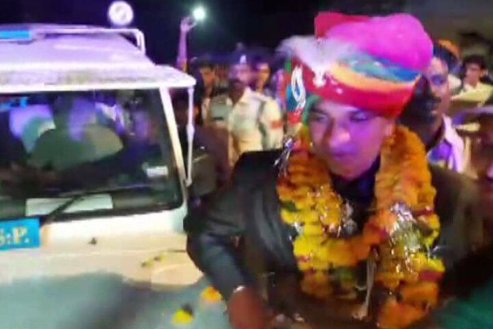 stone pelting on Dalit grooms marriage in Ujjain फिल्म पद्मावत का 'घूमर' गाना बजाने पर दलित दूल्हे की बारात पर हुआ पथराव