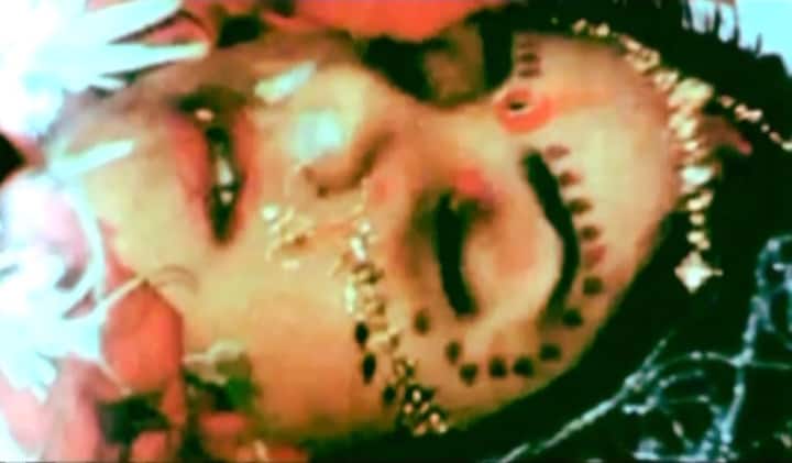 वे एक फ्लैट खरीदने वाली थीं जिसकी डील भी फाइनल हो चुकी थी. 5 अप्रैल की रात दिव्या पार्टी कर रही थीं. उनके साथ उनकी मेड अमृता थीं. डिजाइनर नीता लुल्ला भी अपने पति के साथ आई हुई थीं. सभी लोग ड्रिंक कर रहे थे.