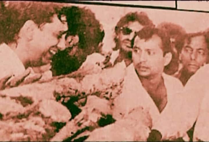 तभी जोर की आवाज हुई. सभी दौड़ कर खिड़की पर पहुंची तो देखा कि नीचे दिव्या पड़ी तड़प रही हैं. उन्हें तुरंत अस्पताल ले जाया गया लेकिन बचाया नहीं जा सका. कूपर हॉस्पिटल के आईसीयू में उन्होंने अंतिम सांस ली.