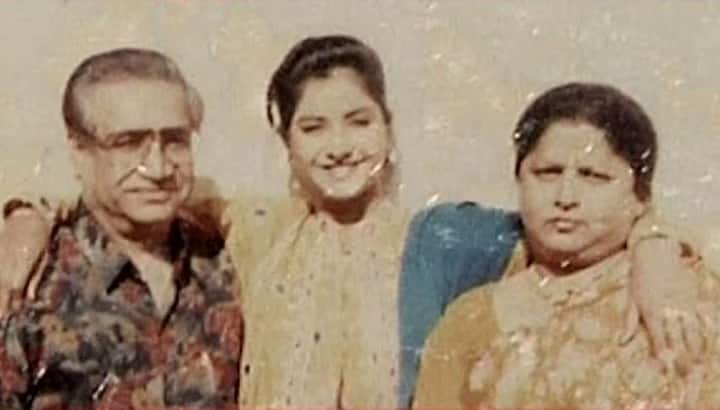 दिव्या भारती की शक्ल श्रीदेवी से मिलती थी. उन्होंने कम उम्र में ही फिल्मों में काम करना शुरु कर दिया था. उन्होंने दक्षिण भारत की भी कुछ फिल्मों में काम किया. तेलुगू फिल्म बोबली राजा से उनका करियर शुरु हुआ था. ये फिल्म 1990 में रिलीज हुई थी.