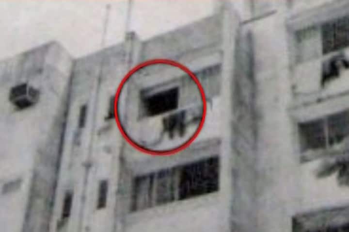5 अप्रैल 1993 को 19 साल की उम्र में दिव्या भारती की मौत हुई थी. आज इस घटना को 25 साल पूरे हो चुके हैं लेकिन सवाल अभी भी अनसुलझा है कि आखिर उनकी मौत हुई कैसे. जब जब बॉलीवुड की अनसुलझी मिस्ट्रीज़ की बातें होती हैं तब-तब दिव्या भारती की मौत की भी बातें होती हैं. मुंबई की एक बिल्डिंग से गिर कर उनकी मौत हुई थी. तभी से ये सवाल किसी यक्ष प्रश्न की तरह सामने है कि आखिर उनके साथ हुआ क्या था.