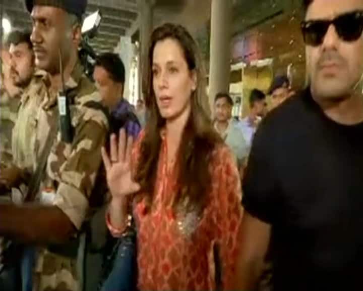 वो भी मुंबई लौट गईं और उनकी भी ये तस्वीरें मुंबई एयरपोर्ट से आई हैं.