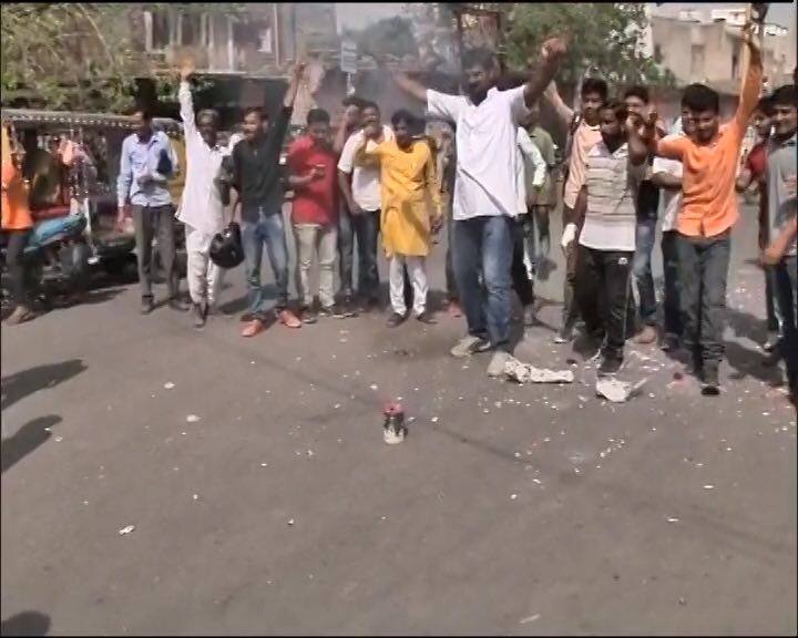 इस सजा पर बिश्नोई समाज के लोग बेहद खुश दिखे और उन लोगों ने जमकर जश्न मनाया. 