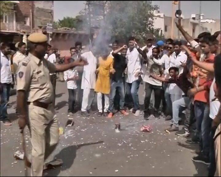 यह जश्न इस कदर था कि लोग खुशी से फूले नहीं समा रहे थे.