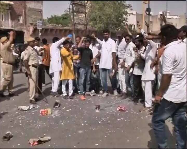 सलमान को सजा के ऐलान के बाद बिश्नोई समाज के लोगों ने खूब पटाखे भी फोड़े.