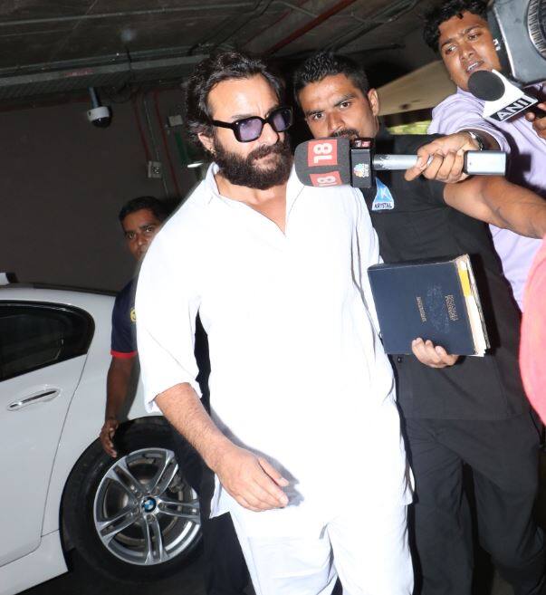 कोर्ट का फैसला आने के बाद सैफ अली खान मुंबई वापस लौट आए. उन्होंने इस दौरान मीडिया से कोई बात नहीं की.