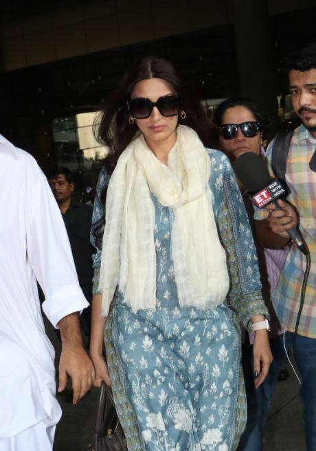 कोर्ट का फैसला आते ही सोनाली बेंद्रे पति के साथ मुंबई लौट आईं.