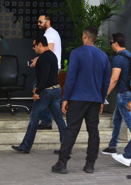 1998 के काला हिरण शिकार मामले में सलमान खान को 5 दोषी करार देते हुए 5 साल की सजा सुनाई है. सलमान को जोधपुर की