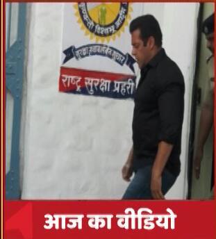 मुंबई से जोधपुर और फिर फैसले के दिन से जेल तक सलमान खान काले रंग की टीशर्ट और शर्ट पहने दिखे. सलमान दोनों ही दिन ब्लू रंग की जींस पहने नजर आए.