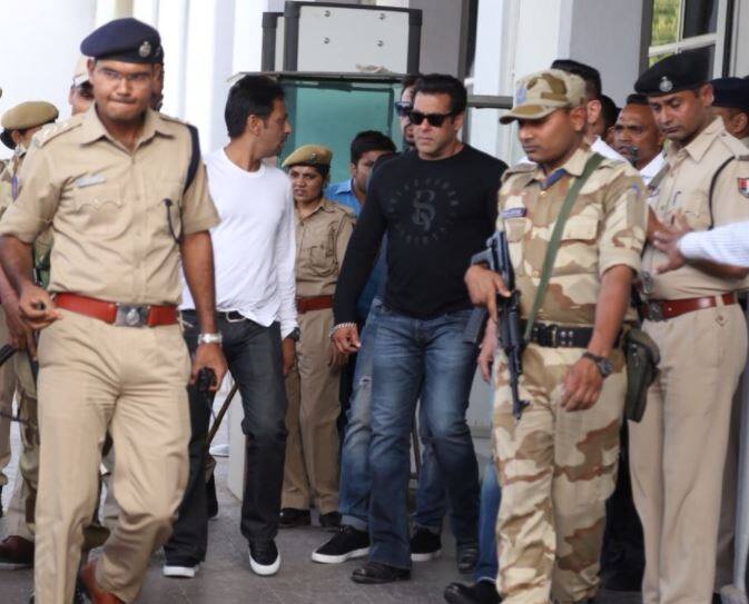 1998 के काला हिरण शिकार मामले में सलमान खान को 5 दोषी करार देते हुए 5 साल की सजा सुनाई है. सलमान को जोधपुर की सेंट्रल जेल में भेज दिया गया है.