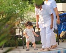 PHOTOS: स्विमिंग पूल के पास चलने की प्रैक्टिस करते नजर आए तैमूर अली खान