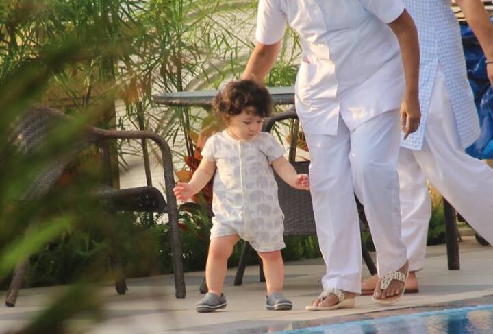 तैमूर अपनी नैनी के साथ चलने की प्रैक्टिस करते नजर आ रहे हैं. वो दुनियादारी की फिक्र छो़ड़ अपनी मस्ती में नजर आ रहे हैं. 