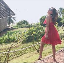 इंटरनेट की दुनिया में इन तस्वीरों से सनसनी मचाती हैं करिश्मा शर्मा