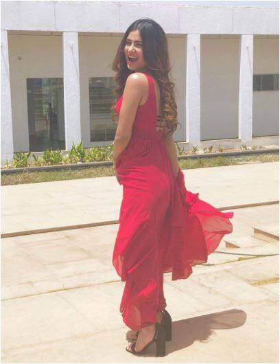 इन तस्वीरों में आप उनके बोल्ड अंदाज को देख कर समझ सकते हैं कि करिश्मा को उनके फैंस क्यों बेहद पसंद करते हैं.