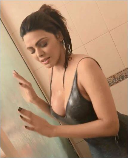 'कामसूत्र 3D' जैसी फिल्म में अपनी अदाकारी का जलवा दिखा चुकीं शर्लिन अपनी बोल्ड अंदाओं के लिए फैंस के बीच मशहूर हैं.