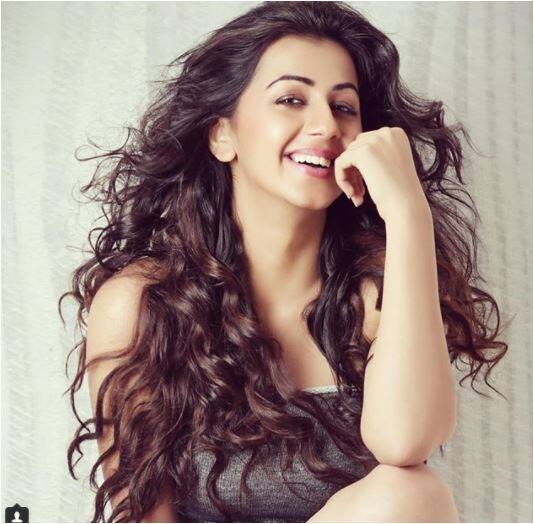 सोशल मीडिया पर गुजरात की ये मॉडल बेहद फेमस हैं. इनकी लोकप्रियता का अंदाजा आप इस बात से लगा सकते हैं कि इनकी हर तस्वीर पर हजारों लाइक्स आोते हैं.