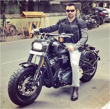 एक्स बिग बॉस कंटेस्टेंट एजाज खान इन दिनों कर रहे हैं हार्ले की सवारी