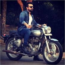 एक्स बिग बॉस कंटेस्टेंट एजाज खान इन दिनों कर रहे हैं हार्ले की सवारी