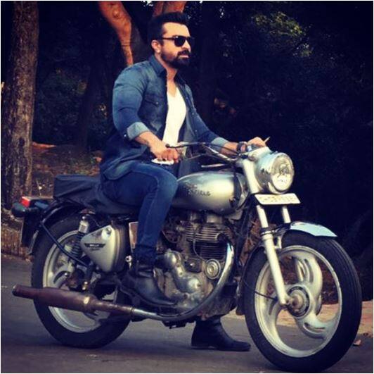 ब्लैक कलर की ये हार्ले डेविडसन बाइक देखने में बेहद उम्दा है. आज कल एजाज खान इसी उम्दा बाइक की सवारी कर रहे हैं.
