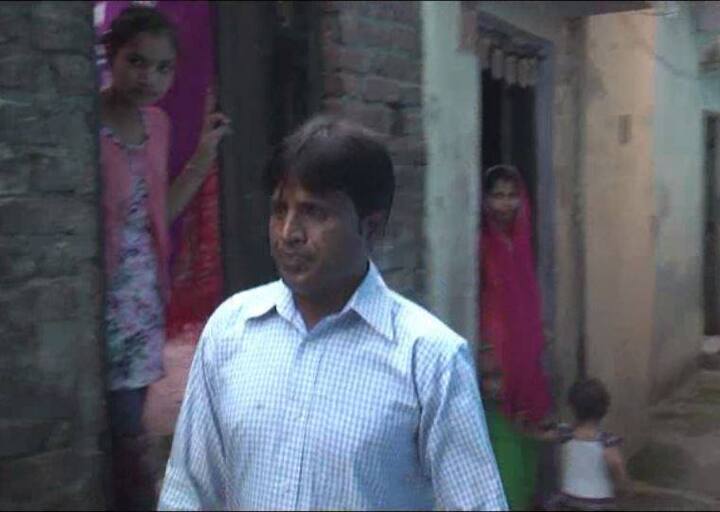 फिल्म अभिनेता सलमान खान को काले हिरण शिकार मामले में सजा सुनाए जाने के बाद उनके समर्थक मायूस हैं वहीं सलमान खान के साथ जोधपुर जेल में 72 घंटे गुजारने वाले मुरादाबाद के महेश सैनी भी उदास हैं. महेश के मुताबिक जेल में सलमान खान के साथ गुजरे वक़्त की उनकी ज़िन्दगी में खास अहमियत है. महेश हत्या के मामले में जोधपुर जेल में बंद था और वहीँ उनके रूम में सलमान खान को 72 घंटे रहना पड़ा था इस दौरान सलमान खान के खाने पीने और उनकी देखभाल की ज़िम्मेदारी जेल प्रशासन ने महेश को ही दी थी. उस वक्त महेश और सलमान खान एक साथ रहे थे और दोनों में दोस्ती हो गई थी. महेश के मुताबिक सलमान खान को जोधपुर के स्थानीय लोगों की साजिश का शिकार होना पड़ा है.