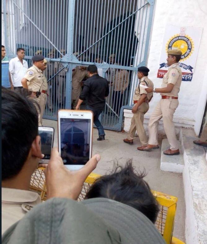 जेल अधिकारियों के मुताबिक, सलमान ने जमीन पर सोकर रात गुजारी. डॉक्टर के मुताबिक शुरुआती जांच में सलमान का ब्लड प्रेशर बढ़ा हुआ था जो बाद में सामान्य हो गया था.