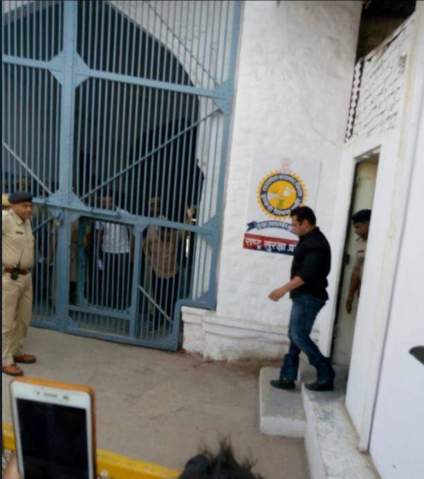 सलमान को रेप के आरोपी आसाराम के बगल के सेल में रखा गया है. सलमान को रात में चने की दाल, पत्ता गोभी की सब्जी और रोटी दी गई, लेकिन उन्होंने खाया नहीं. सलमान को सोने के लिए चार कंबल दिए गए. 